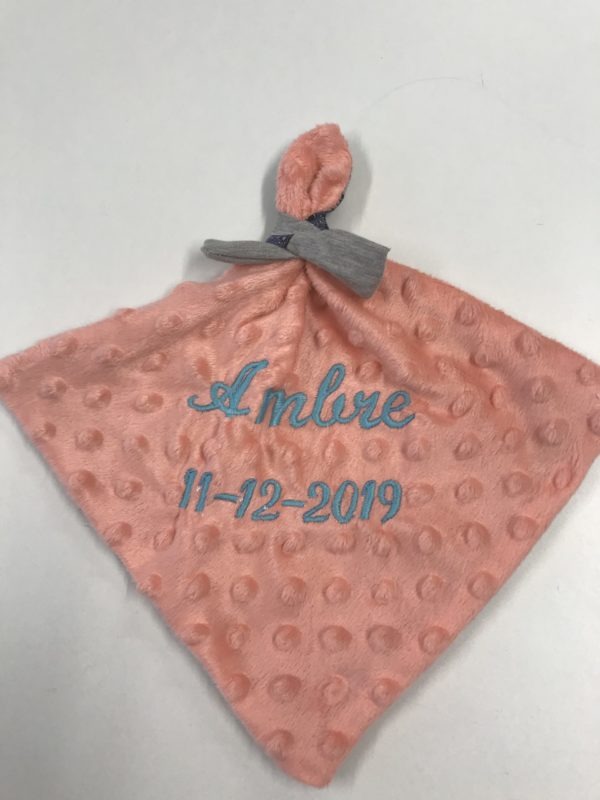 Un doudou tout doux idéal pour offrir en cadeau personnalisable avec le prénom et la date de naissance